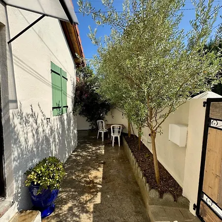 Maison Provencale En Bord De